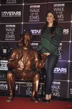 Kareena Kapoor unveil UTVstars Walk of the Stars in Taj Land_s End, Mumbai on 28th March 2012 (49).JPG